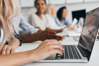 À qui s’adresse une formation pack office ?