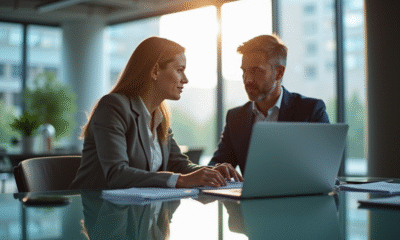 Espace de bureau moderne avec deux professionnels collaborant