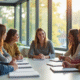 Conseiller scolaire rencontrant un groupe de jeunes dans un bureau lumineux