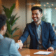 Jeune manager en costume serre la main d'un collaborateur dans un bureau moderne