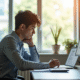 Jeune adulte dans un espace de travail moderne et lumineux