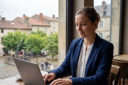 Jeune femme au bureau à Romans sur Isère souriant