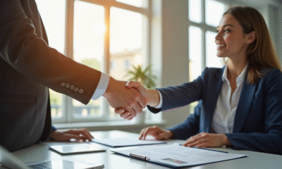 Professionnel serrant la main d'un recruteur dans un bureau lumineux