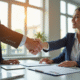 Professionnel serrant la main d'un recruteur dans un bureau lumineux
